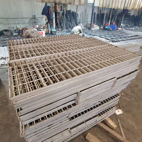 化工廠用不銹鋼鋼格板鋼格柵：防滑、防腐相結(jié)合