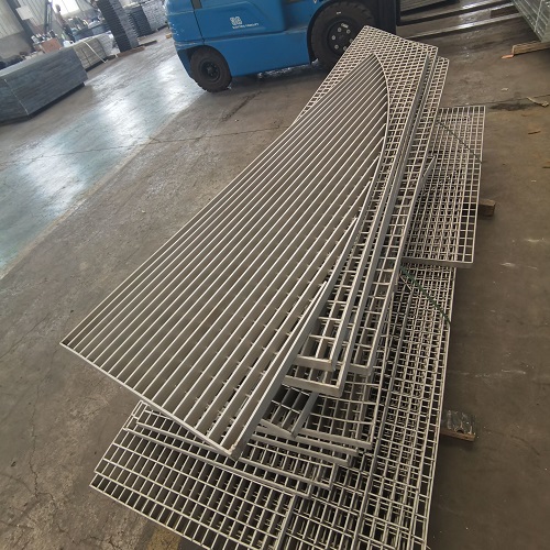 定制鋼格板 vs 標(biāo)準(zhǔn)尺寸？哪種更劃算？