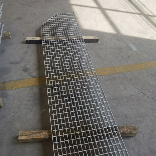 地鐵站臺鋼格板防滑處理：避免雨天事故！