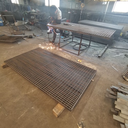 地鐵站臺鋼格板防滑處理：避免雨天事故！