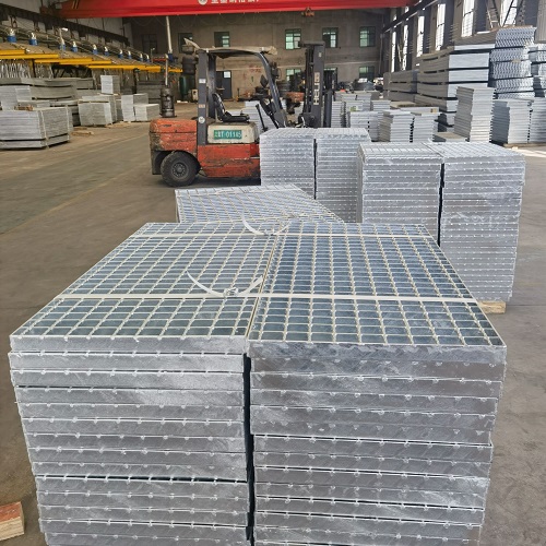 鋼格板表面處理方式對比：噴漆、鍍鋅、不銹鋼哪種更耐用？