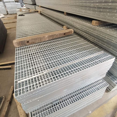 食品廠鋼格板選型：304不銹鋼還是鍍鋅更合適？