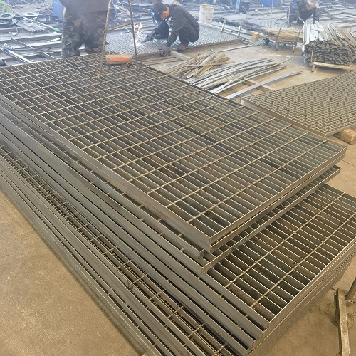 高空作業(yè)平臺專用鋼格板：安全承重設(shè)計全解析！