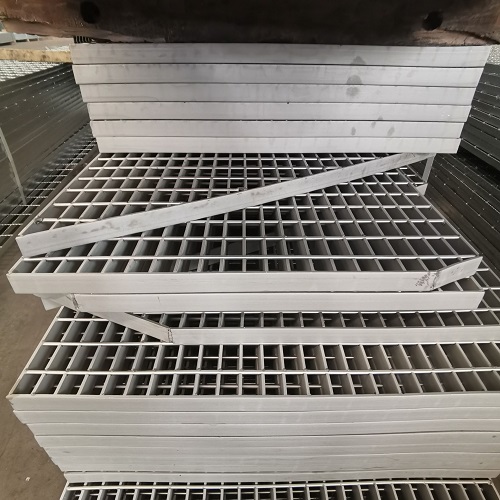 鋼格柵材質(zhì)怎么挑？一文讀懂碳鋼、不銹鋼的優(yōu)劣勢(shì)