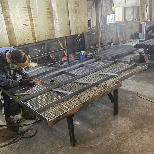 鋼格柵尺寸測(cè)量的隱形陷阱：90%的人栽在這些細(xì)節(jié)上