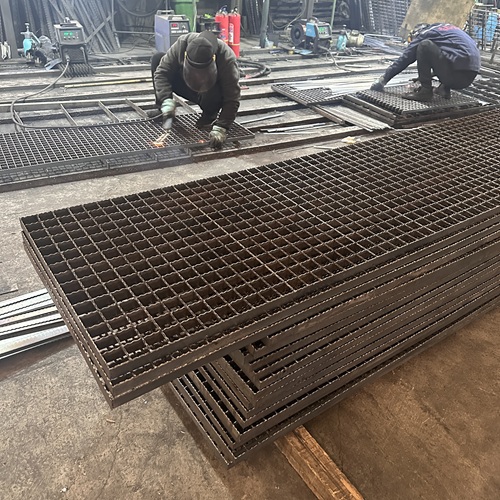 不銹鋼鋼格板vs熱鍍鋅鋼格板，該怎么選